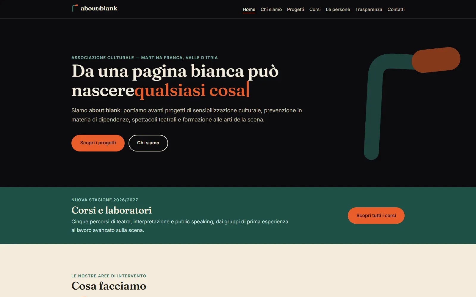 Home del sito Associazione Culturale about:blank con il concetto della pagina bianca e l’invito a scoprire progetti e corsi