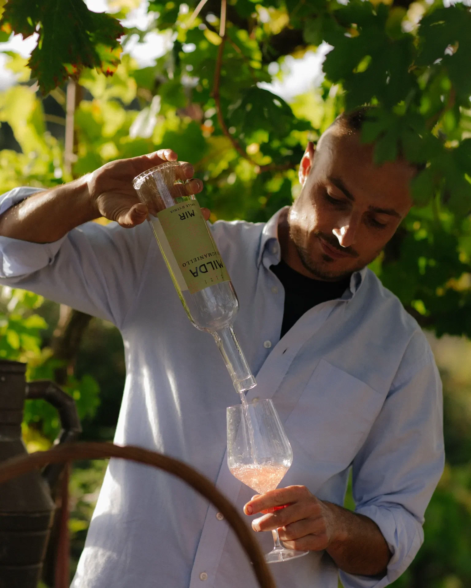 Vino rosato versato nel calice durante un’esperienza nel vigneto Cantina MIR