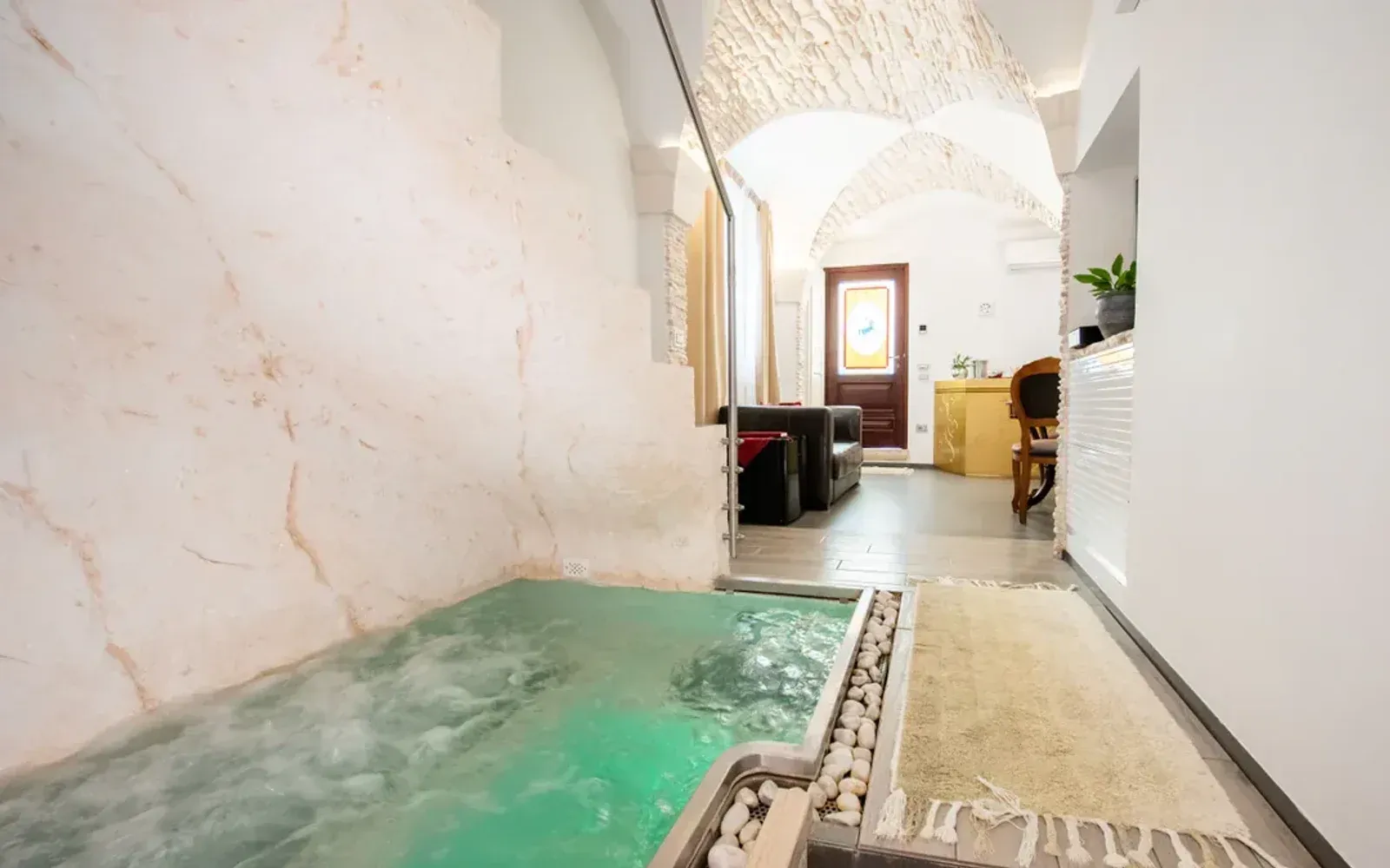 Piscina interna riscaldata e archi in pietra della Suite San Martino